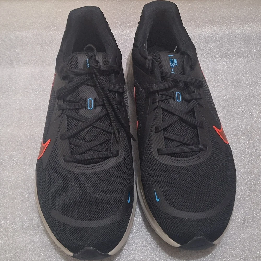 NWOT Nike Quest 5 Men's Sneakers - Picture 2 of 5